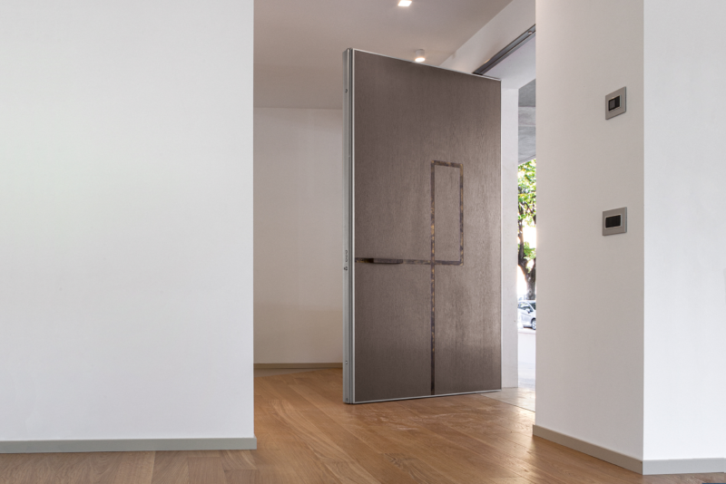 PIVOTING DOORS
